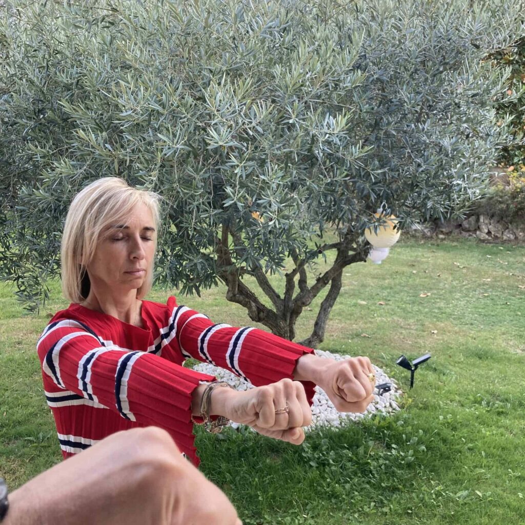 Mains tendues durant une séance de sophrologie